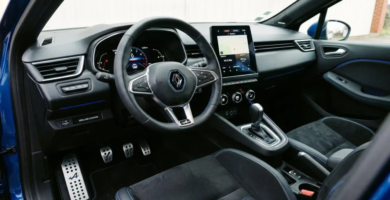 Intérieur Renault Clio Alpine avec volant sport et écran tactile