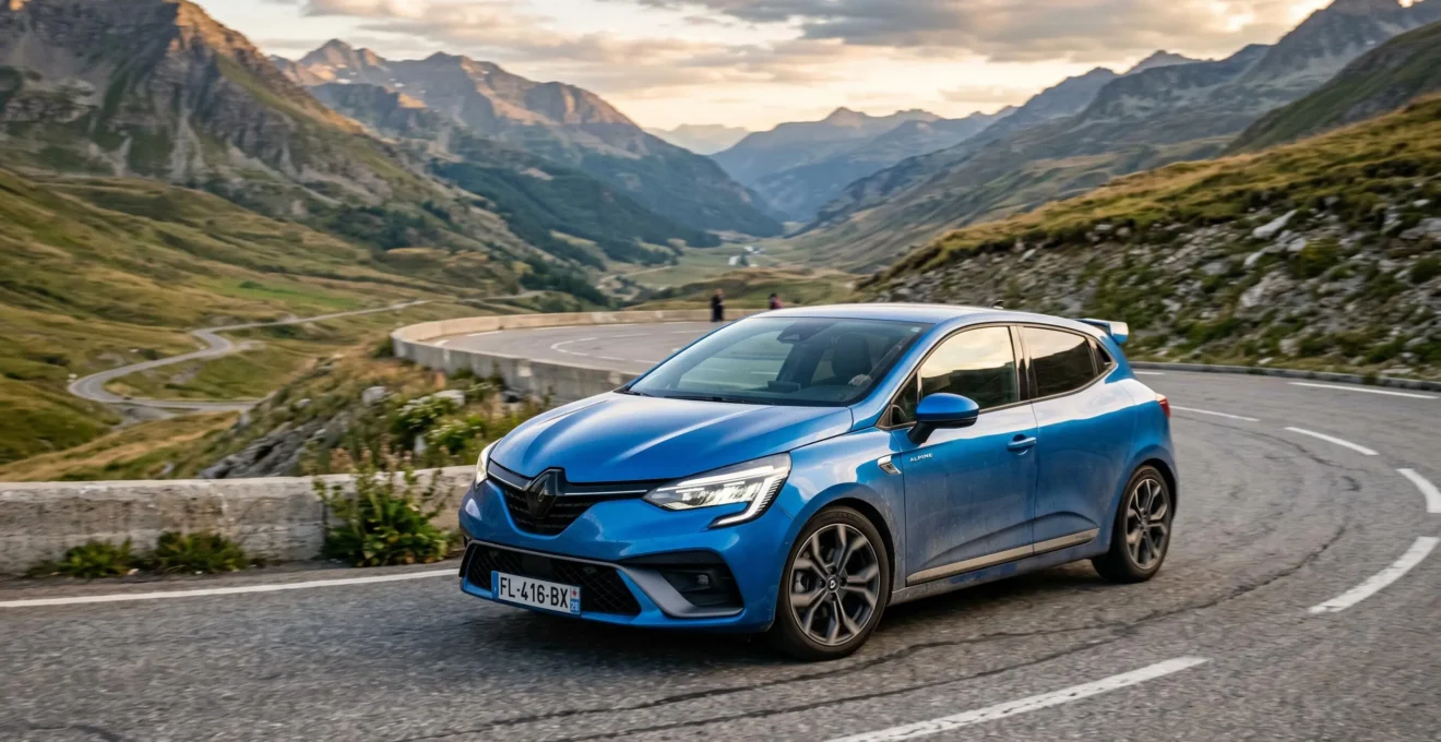 Renault Clio 5 Esprit Alpine bleu sport sur route de montagne